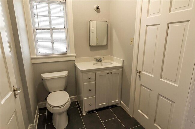 Building Photo - 1918 Robbins Pl