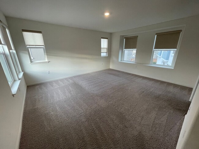 Building Photo - Beautiful new home with open floor plan av...