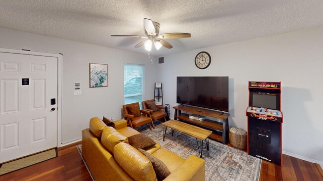 Building Photo - 3900 Baywoods Dr