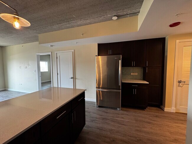 Building Photo - 1323 W Morse Ave