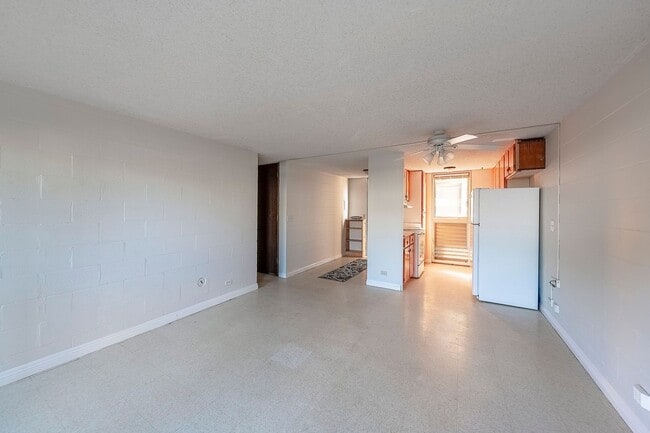 Building Photo - SPACIOUS GROUND FLOOR condo w/ 1/1/1pkg co...