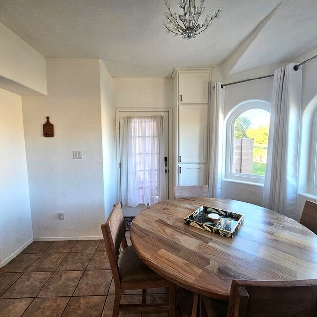 Building Photo - Golf Course Rental Property!