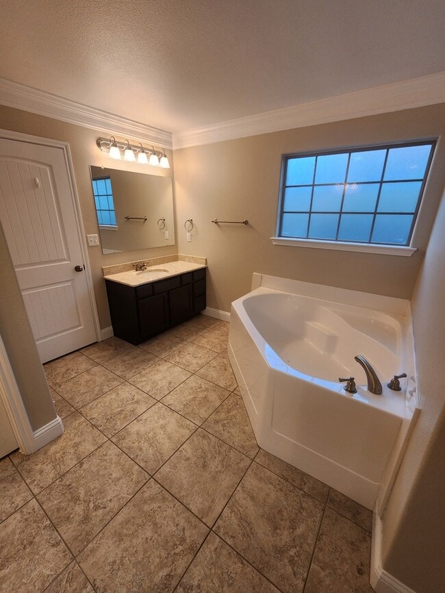 Building Photo - In Legends Park neighborhood! 3 bed 2 bath 2 car garage