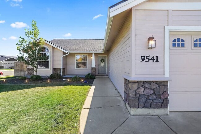 Building Photo - 9541 W Silverbirch St