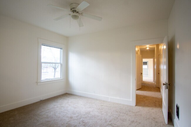 Building Photo - Gorgeous 2-Bedroom Corner Flat in 1911 Fou...
