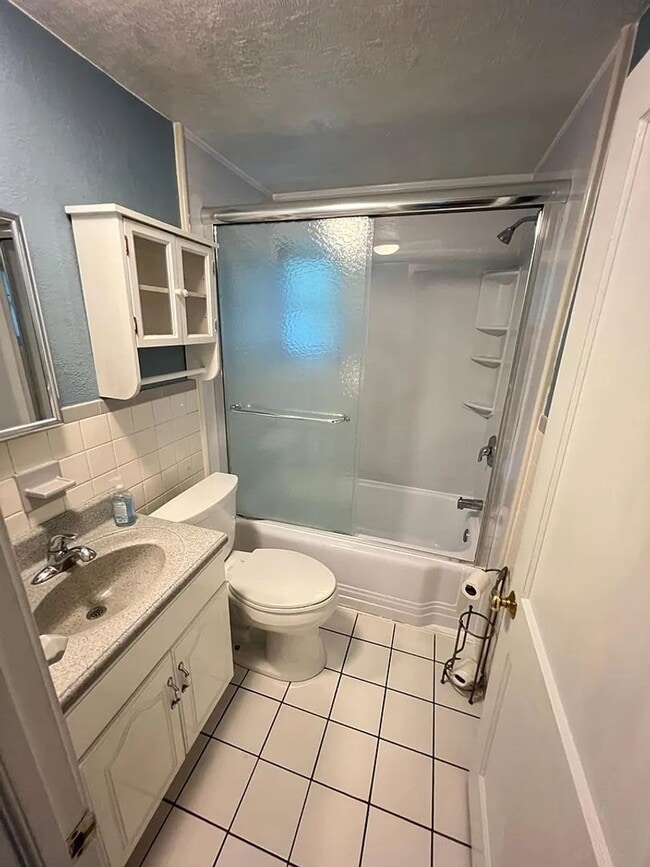 Building Photo - Stunning 4-Bedroom Single Family Home in Hatboro! Available mid-April!