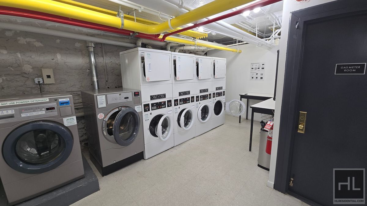 Building Photo - W 13 ST/6th Ave Well-Kept Open Plan 1BR with Elevator, Laundry & NO Broker's Fees!