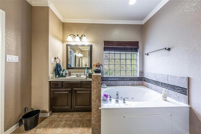 Building Photo - 2938 Royal Oaks Crest