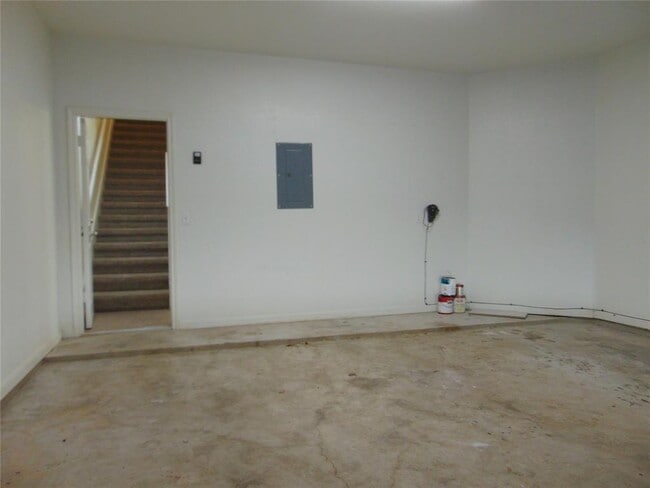Building Photo - 2405 Allred Dr