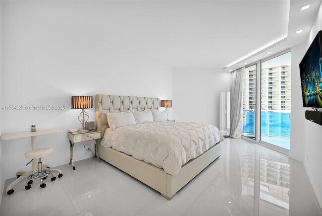 Building Photo - 16485 Collins Ave