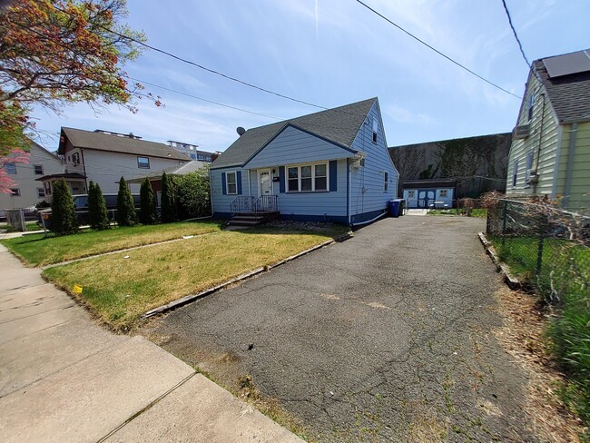Primary Photo - 119 Lindegar St