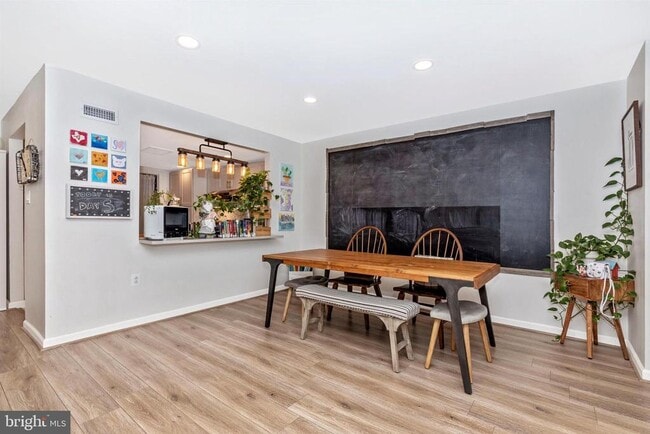 Building Photo - 703 Mountainview Dr