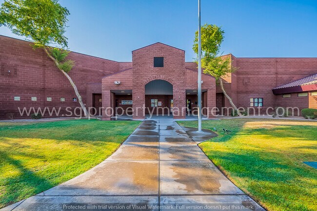 Building Photo - Beautiful split floorplan in a great neigh...