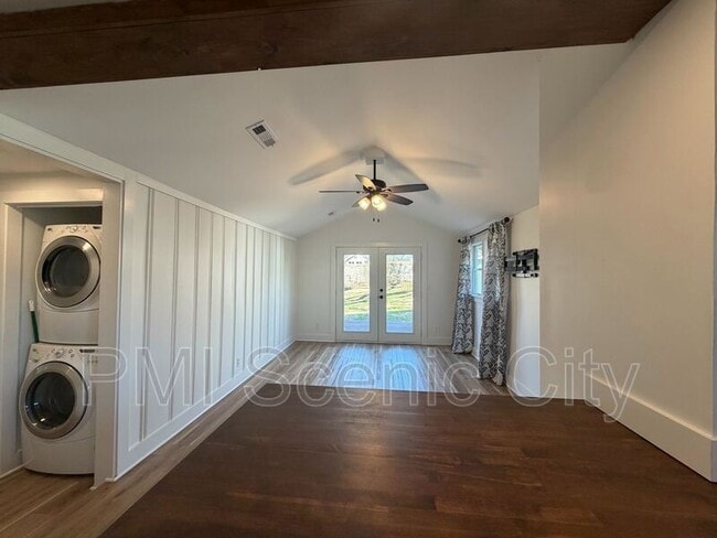 Building Photo - 607 Franklin St