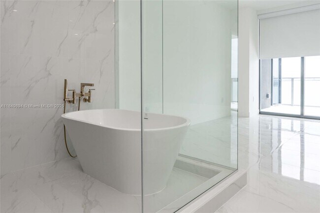 Building Photo - 700 NE 24th St