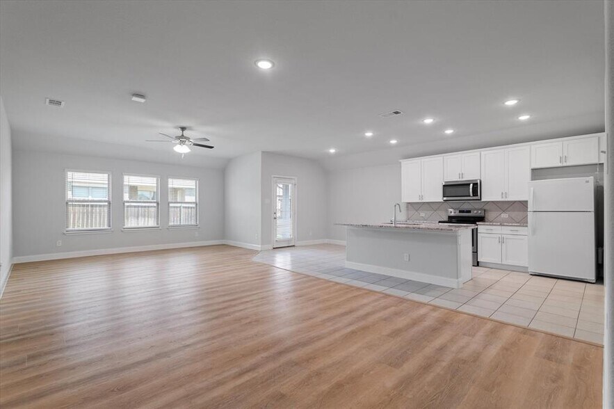 Building Photo - 3006 Cliffview Dr