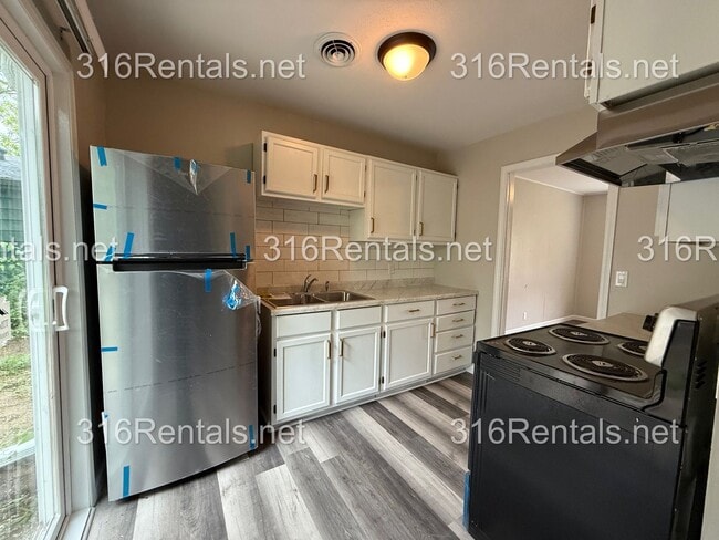 Building Photo - $1200 - NEWLY REMODELED 4 bedroom / 1 bathroom - Single Family Home