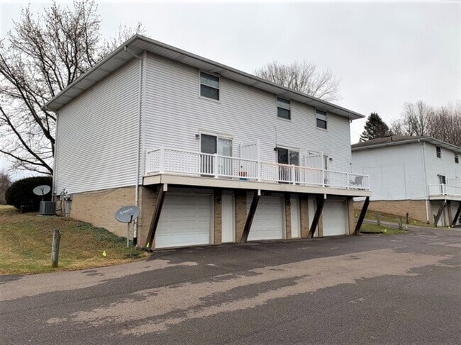 Building Photo - Large Two Bedroom Townhouse with Garage in...