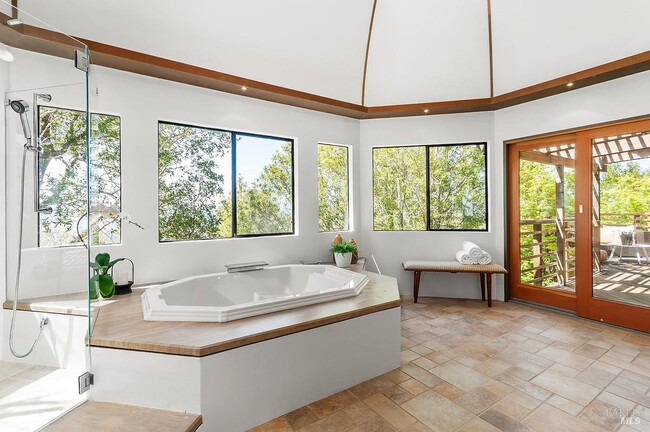 Building Photo - 1100 Bayhills Dr