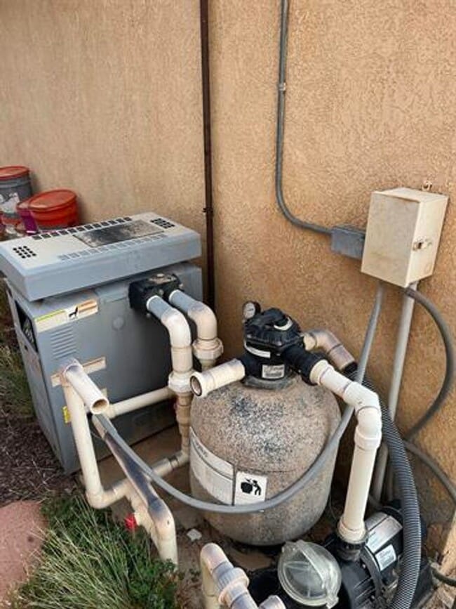 Building Photo - Lovely 3 Bedroom 2 bathroom home with pool