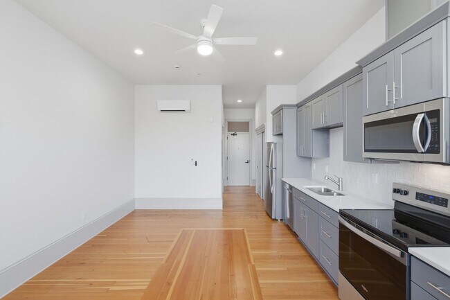 Building Photo - MOVE IN SPECIAL - NEWLY RENOVATED DOWNTOWN SALEM STUDIO