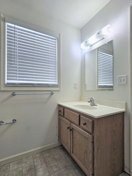 Building Photo - 13 Overlook Ln