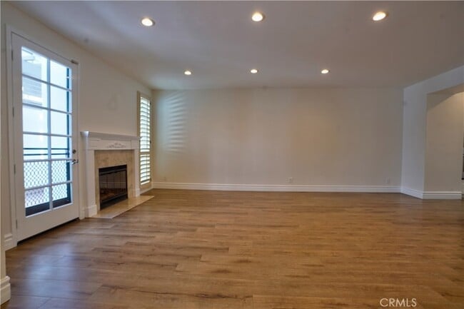 Building Photo - 7401 Seabluff Dr