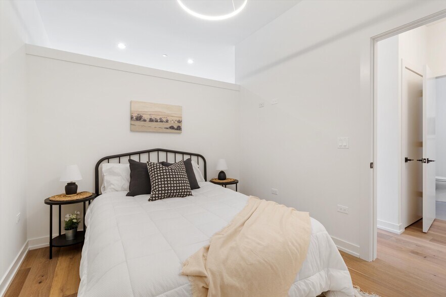 Building Photo - 4513 N Clark St