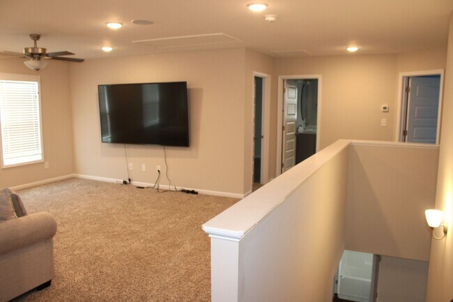 Building Photo - Flexible leasing Terms