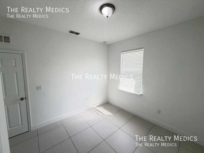 Building Photo - 2481 San Filippo Dr SE