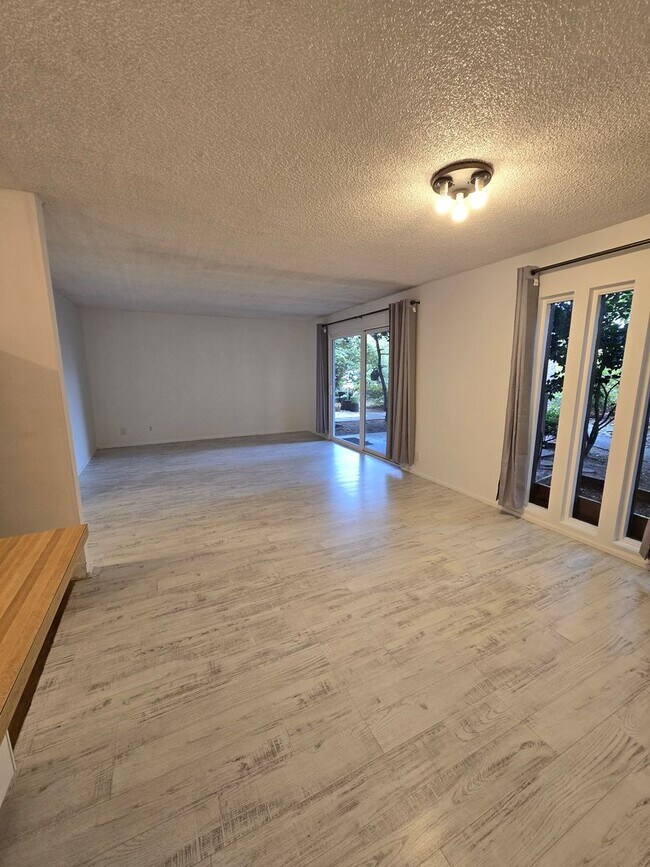 Building Photo - Beautiful Ground Floor Unit-  1BD/1.5BA