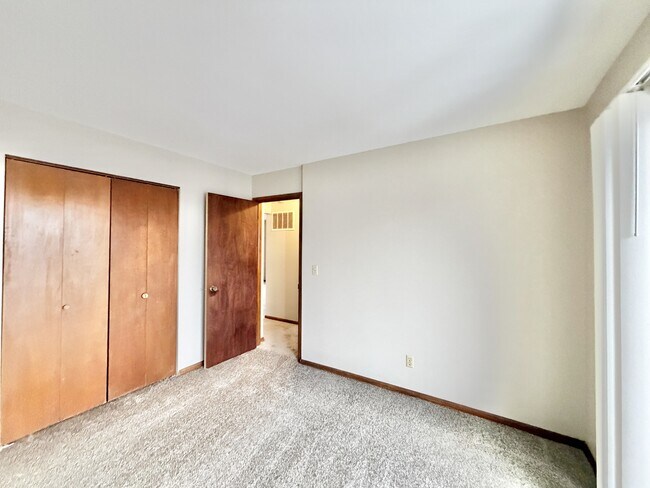 Building Photo - 1922 N Randall Ave