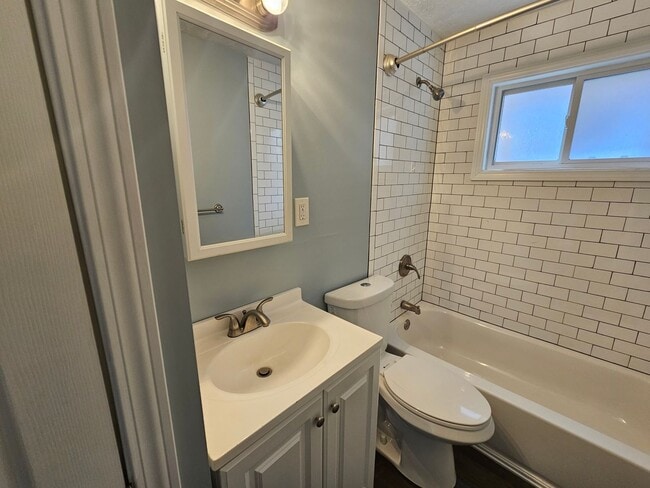 Building Photo - 2 bedroom 1 bath top floor apartment locat...
