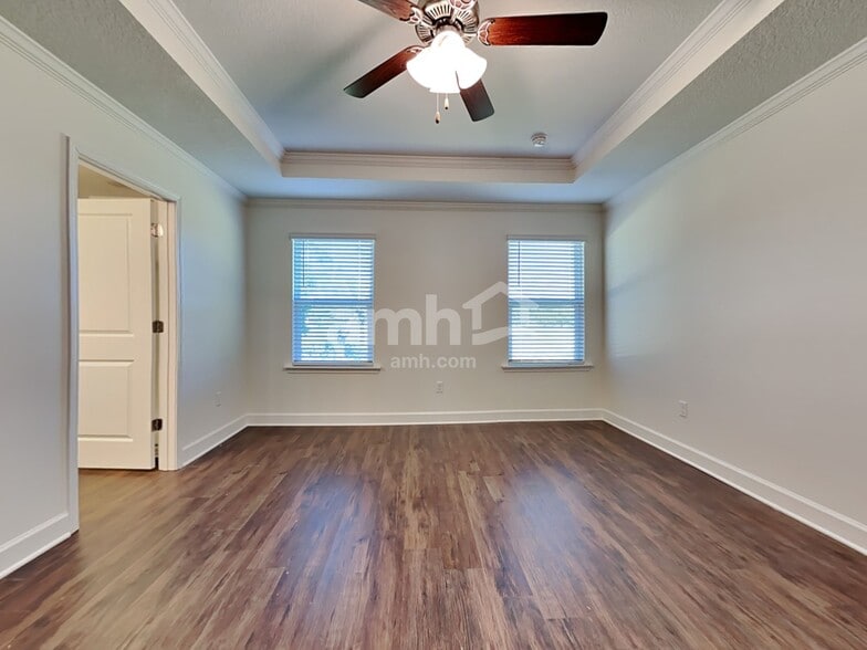 Building Photo - 998 Tan Tara Trl