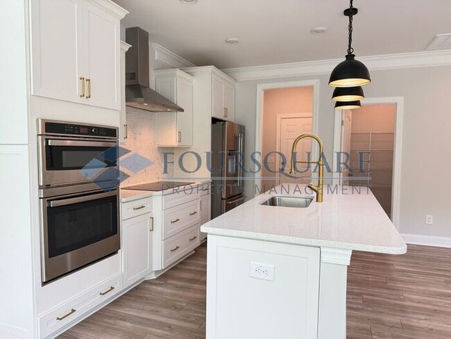 Building Photo - End-Unit Townhome with Fenced Yard, Washer/Dryer included & 2-Car Garage – Comfortable & Convenie...