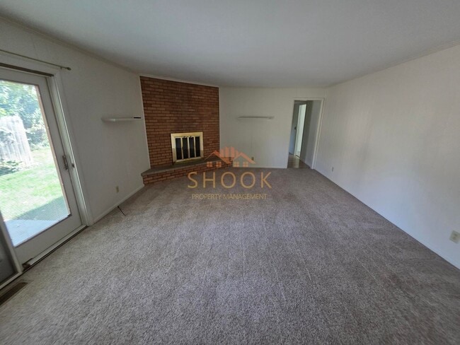 Building Photo - Cozy 3 BR Home in Convenient Location - Sh...