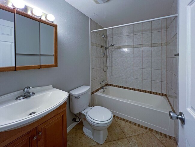 Building Photo - Charming Immaculate Three Bedroom Rambler in Tacoma