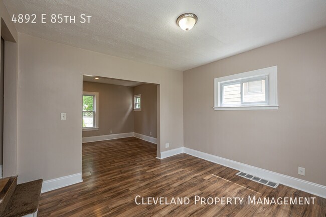 Building Photo - Wonderfully Renovated Colonial