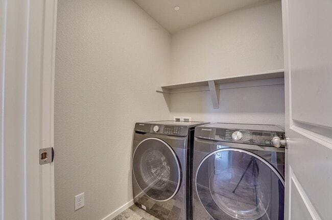 Building Photo - 3 bed, 2.5 bath Townhome in Mosaic Neighborhood