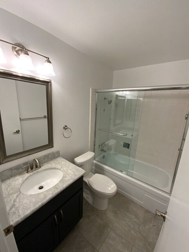 Building Photo - Elegant Remodeled 3BR Condominium in Sharon Heights