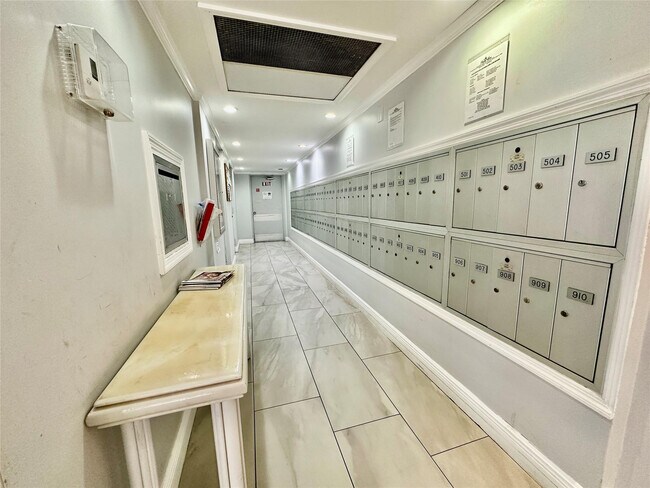 Building Photo - 2671 S Course Dr