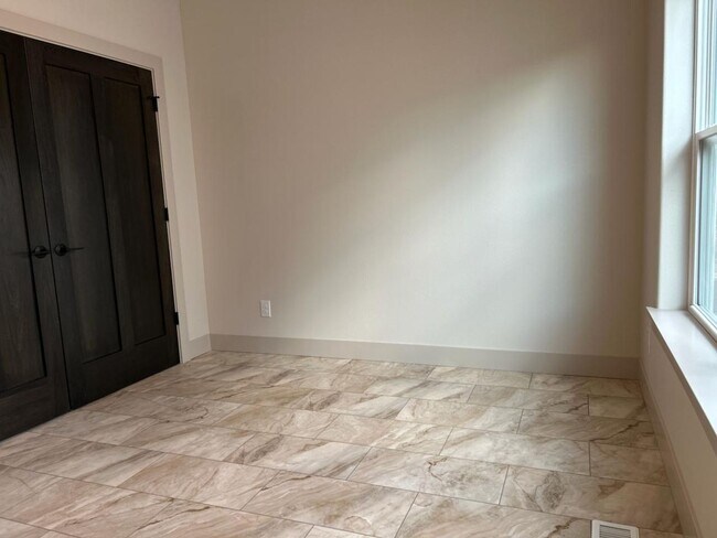 Building Photo - 940 M St SW