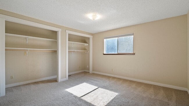 Building Photo - Charming 4-Bedroom Home with Garden – Avai...