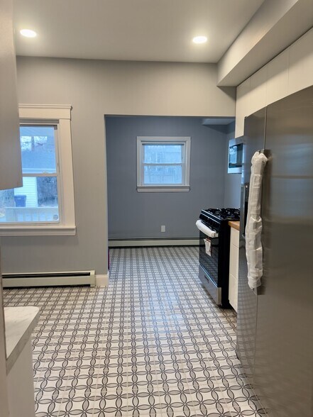 Kitchen w/ Eat-In Area - 2407 Woodmere Dr