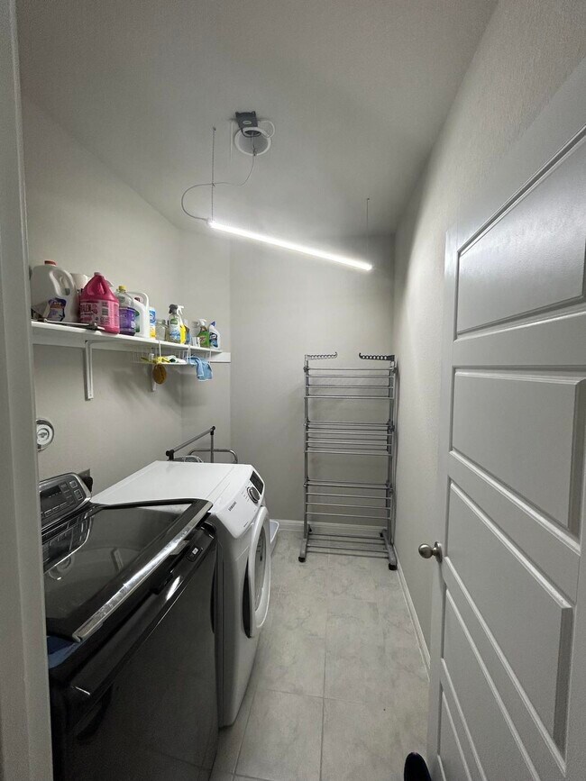 Building Photo - 393 Gaida Loop