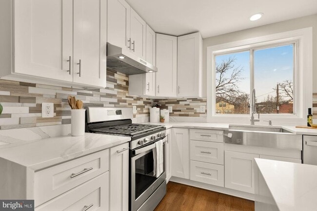 Building Photo - 2228 Kearny St NE