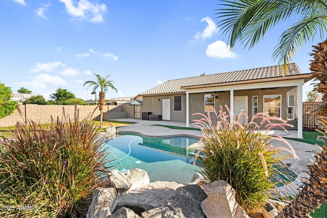 Building Photo - 8406 W Dahlia Dr