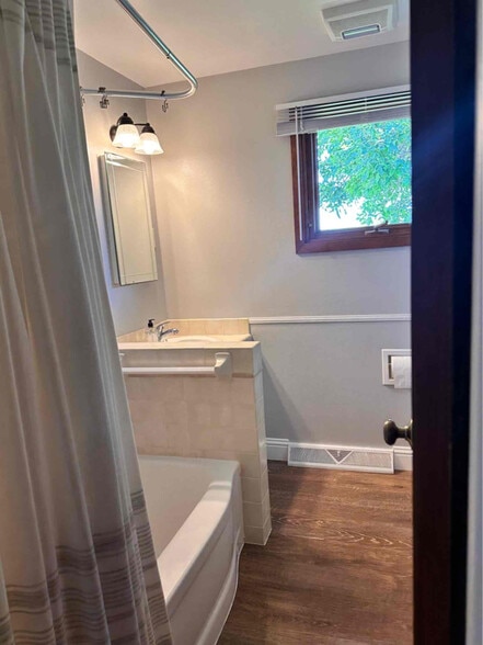 Building Photo - 712 25th Ave NE