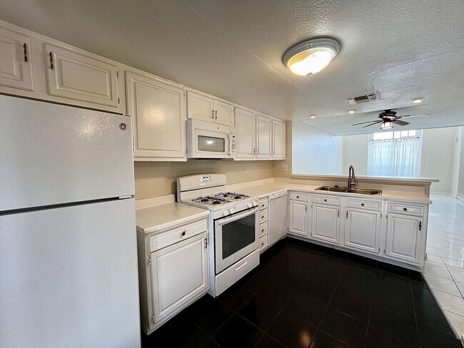 Building Photo - TWO BEDROOM TOWNHOME WITH VAULTED CEILING AND GRAND FRONT WINDOWS