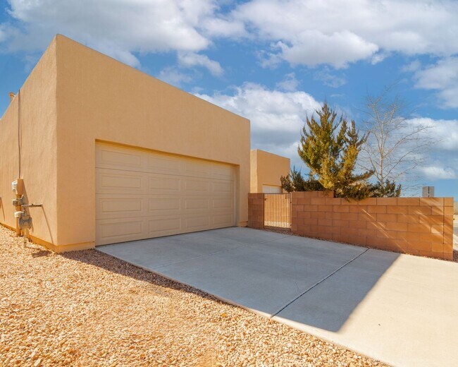 Building Photo - UNFURNISHED Gorgeous 2 Bedroom Home in Ran...